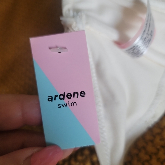 NWT Ardene Eyelet Bikini Top Size Large - Picture 11 of 13